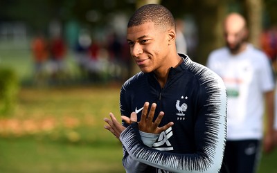 熊猫体育热议-姆巴佩与球迷合影亲和力十足